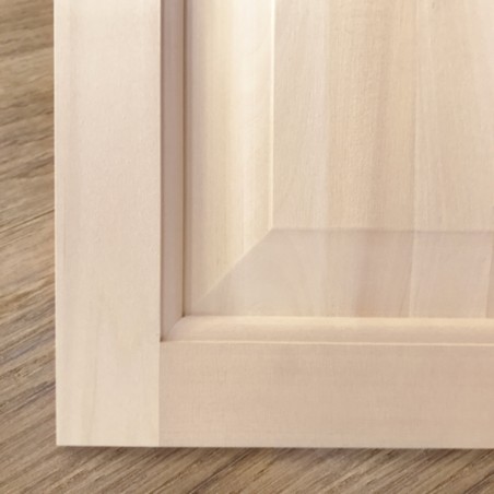 Détail de porte en tilleul avec panneau central surélevé